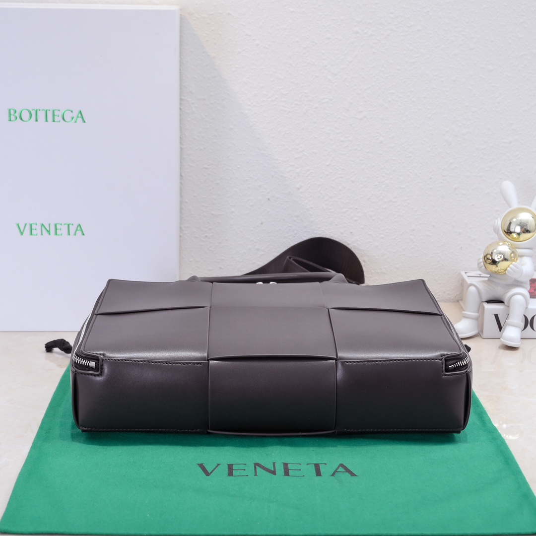 Mens Bottega Veneta Briefcases